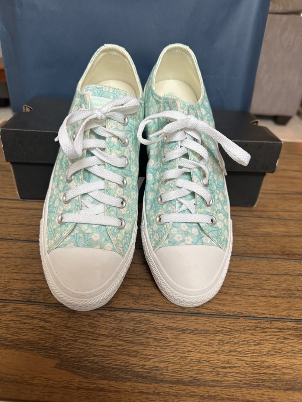EUC Converse Sneakers